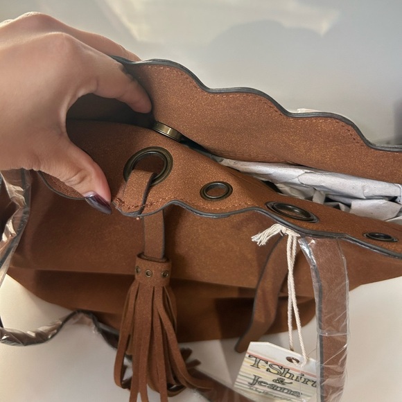 T-Shirt & Jeans faux-suede tote hobo brown bag scalloped edge tassel boho NWT - Picture 6 of 11